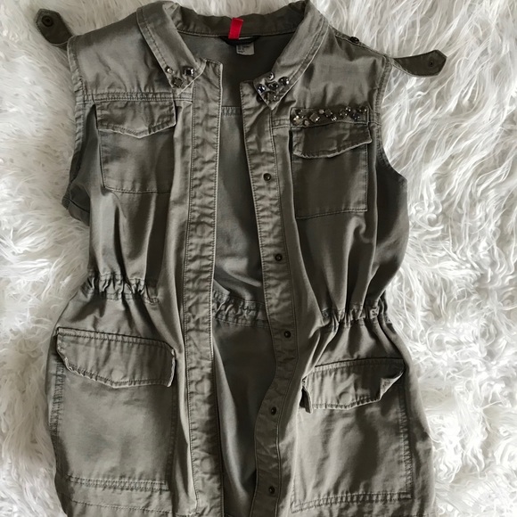 Vest - Picture 1 of 6